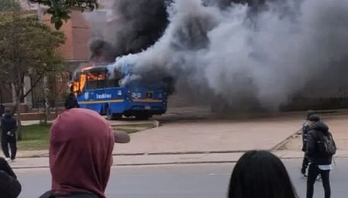 Alcalde Galán condena la quema de bus del SITP: 