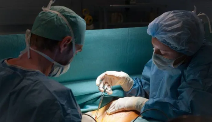 Mujer en estado crítico tras cirugía estética en Pasto; médico Implicado con denuncias