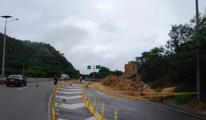 Desprendimiento de tierra en la vía Bogotá-Girardot obliga a cierre temporal